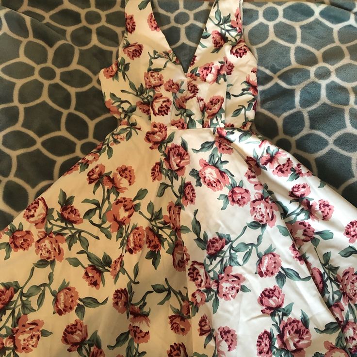 V-Neck Flowery Dress. Mini Dress. Size Small. Great Condition. Light Blue Bodycon Dress, Denim Bodycon Dress, Flowery Dress, Pleated Skater Dress, Red Riding Hood Costume, Flowery Dresses, Blue Bodycon Dress, Mumu Dress, Chiffon Mini Dress