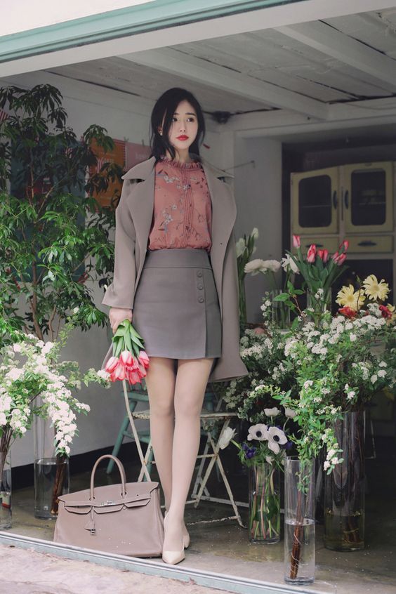 #outfits #moda #outfitinspiration #outfitsfashion #outfitoftheday #officeoutfit #office #oficina #lookoftheday #looks #modacoreana #corea #coreanoutfit Elegante Casual, Korean Fashion Trends, Outfit Trends, Mode Inspo, Korea Fashion, Formal Outfit, Fashion 2020, Korean Outfits, Ladies Dress Design