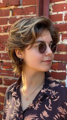 Short Hairstyle Trendy, Short Hair Pushed Back, Different Haircuts For Short Hair, Lesbian Medium Length Hair, Messy Tomboy Haircut, Male Haircuts On Women, Adrogonus Haircuts, Fem Masc Haircuts, Short 80s Hairstyles For Women