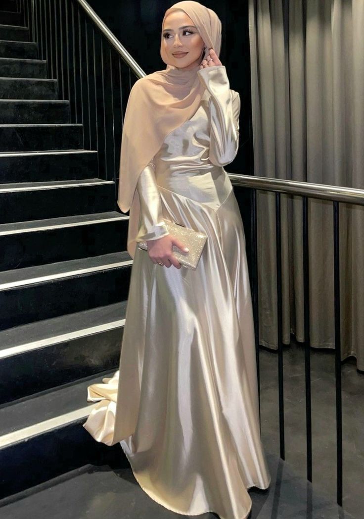 Ig: danazakoulouta Hijabi Wedding Guest Outfit, Hijabi Prom Dress, Prom Dress Hijab, Graduation Dress Hijab, Beige Hijab, Silk Abaya, Hijab Prom Dress, Muslim Prom Dress, Hijabi Gowns