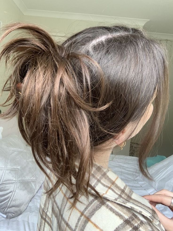 Messy Claw Clip Hairstyles, Messy Claw Clip, Medium Hair Ponytail, Claw Clip Hairstyles, Hair Clip Hairstyles, Billy B, Rambut Brunette, Lazy Hairstyles, Messy Ponytail