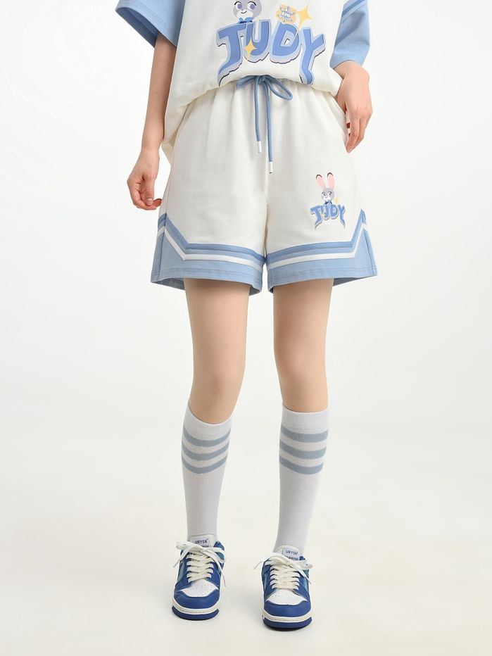 Elevate your casual style with these exclusive Zootopia Judy collaboration sporty casual shorts. The white and blue color scheme adds a touch of playful charm to your outfit, while the comfortable design ensures a perfect fit for all-day wear.   Please note that this product includes only a pair of shorts.  Garment Size   	 		 			Size 			S 			M 			L 		 		 			Full Length 			41 			42 			43 		 		 			Waist 			60-88 			63-92 			66-96 		 		 			Hips 			92 			96 			100 		 		 			Cuff 			65 			67.8 			70. Sporty Above Knee Shorts For Loungewear, White High-waisted Athletic Shorts With Built-in Shorts, Sporty Blue Cotton Shorts, Sporty White Short Bottoms, Sporty White Short-length Bottoms, Sporty White Short Length Bottoms, Blue Cotton Athletic Shorts For Summer, White Cotton Athletic Shorts With Built-in Shorts, Spring Blue Cotton Athletic Shorts