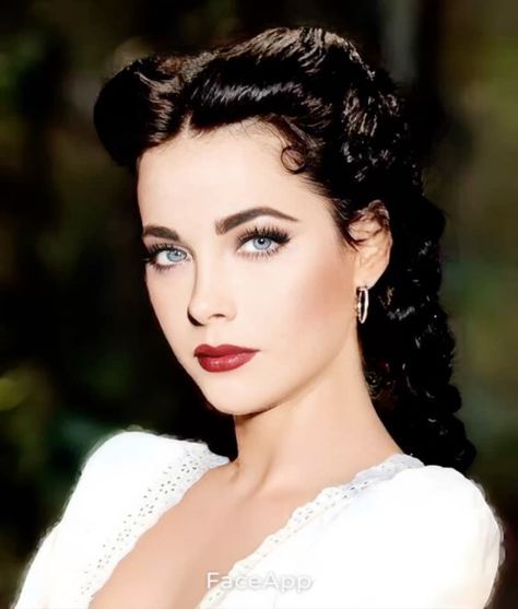 Ethereal Celebrities, Vintage Glamour Makeup, Old Makeup Looks, Old Hollywood Glamour Makeup, Outfits With Ankle Boots, 2006 Style, Old Hollywood Makeup, 40s Makeup, Classic Makeup Looks