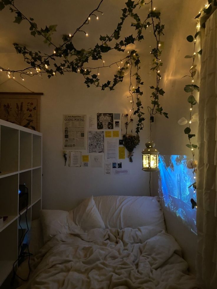 Bedroom Ideas Cute Fairy Lights & Comfy Aesthetic Closet Aesthetic, Chill Room, Dekorasi Kamar Tidur, Room Redesign, Pinterest Room Decor, Aesthetic Tiktok, Redecorate Bedroom, Cozy Room Decor, Home Decor Living Room