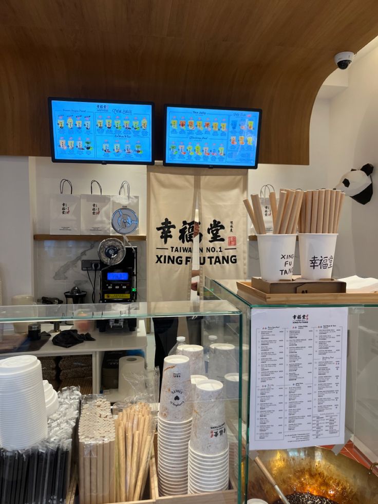 there are many items on display in the store, including rice sticks and water bottles