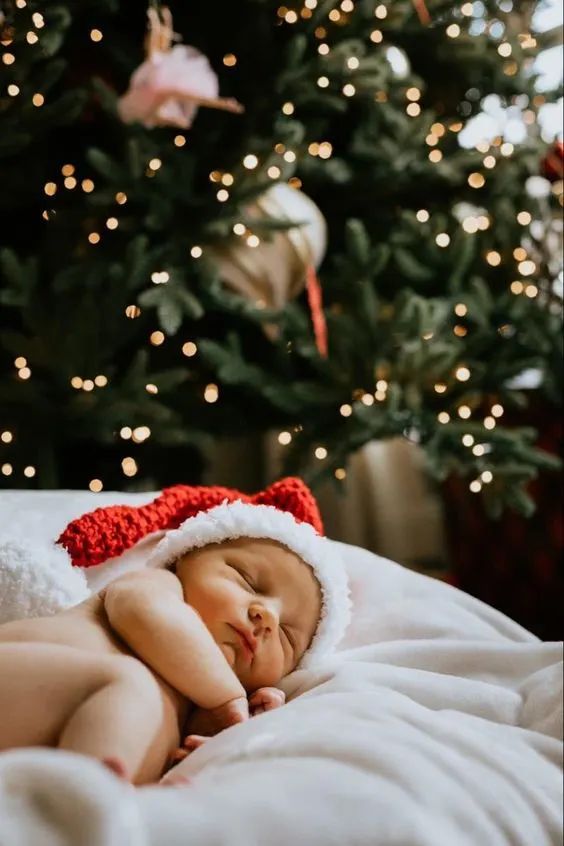 Christmas Theme Baby Photoshoot, Christmas Baby Outfits, Christmas Baby Photoshoot, Baby Christmas Photoshoot, Newborn Christmas Pictures, Baby Photoshoot Ideas At Home, Baby Christmas Photography, Photoshoot Ideas At Home, Newborn Christmas Photos