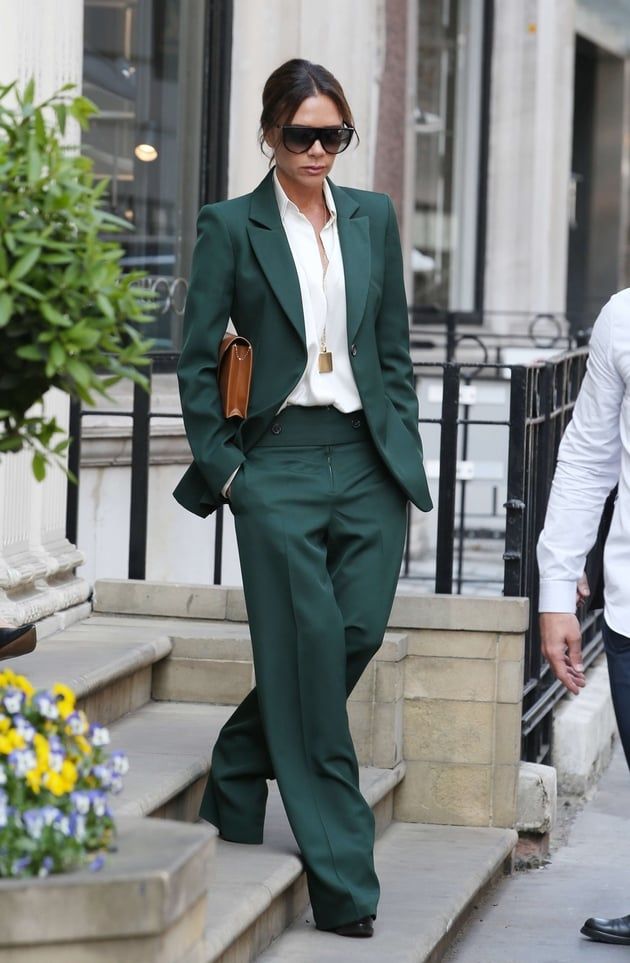 Victoria Beckham en costume vert sapin veste-pantalon oversize Women’s Suits Work, How To Style A Suit Women, Olive Suit Women Outfit, Scotts Mayfair, Prom Suits Women Masc, Suit Outfits For Women Party, Green Suits For Women, Green Suit Prom, Dark Green Suit For Women