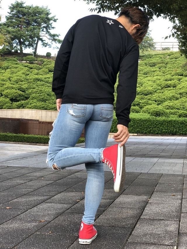 Superenge Jeans, Red Converse, Gay Fashion, Hot Jeans, Mens Workout Clothes, Boys Jeans, Red Shoes, Skateboarding, Boy Outfits