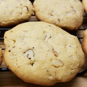 several cookies are cooling on a wire rack