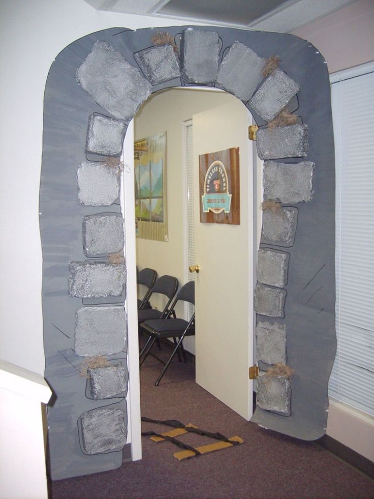 an arch made out of rocks is in the hallway