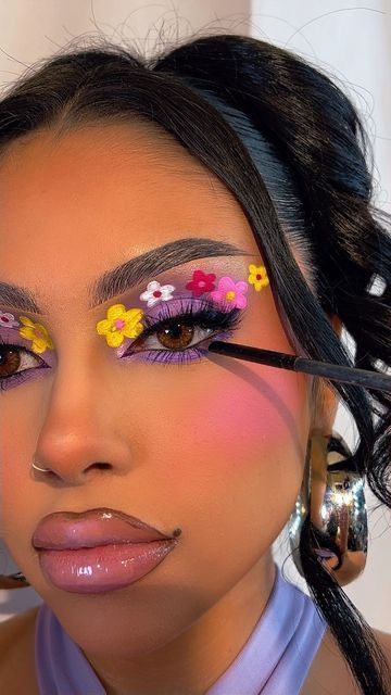 Pink Flower Eye Makeup, Avant Garde Makeup Simple, Garden Of Juvias Palette Looks, Creative Spring Makeup, Flowers Eye Makeup, Flower Eye Makeup Looks, Sunflower Makeup Looks, Flower Makeup Ideas, Hibiscus Makeup