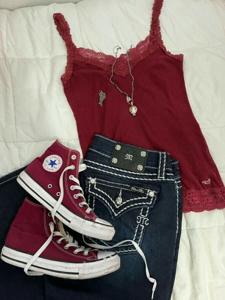 Gilmore Girls Coquette, Elena Gilbert Outfits, Vampire Diaries Aesthetic, Diaries Aesthetic, Red Converse, Downtown Outfits, Outfits Retro, Outfits With Converse, Aesthetic Y2k