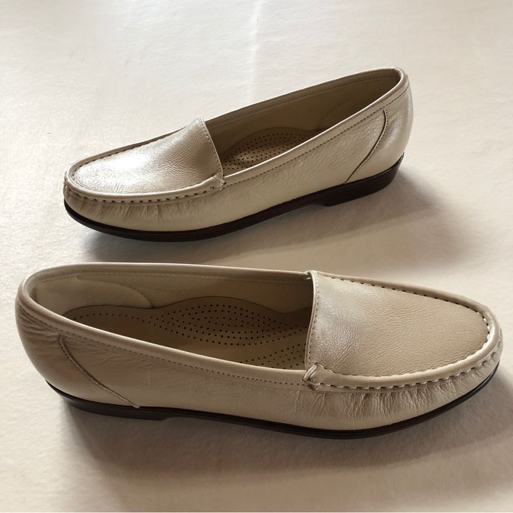 A Slip-On Moccasin Loafer With Timeless Style That Is Designed To Follow The Shape And Natural Arches Of Your Foot; Simplify Utilizes A Comfortable Tripad-Moc Construction For Extra Comfort And Support. Simplify Provides Extra Toe Room To Allow Your Foot To Properly Set When Walking As Well As A Soft Shock- Reducing Polyurethane Sole For A Lighter, Cushioned Step. The Odor-Resistant Tri-Pad System Cushions The 3 Pressure Points Of Your Foot: The Inside Ball, Outside Ball, And The Heel. Brand: Sa Cream Leather Flat Slip-ons, Beige Leather Slip-ons For Formal Occasions, Classic Cream Slip-on Moccasins, Classic Beige Closed Toe Moccasins, Beige Closed Toe Moccasins For Formal Occasion, Beige Closed Toe Formal Moccasins, Classic Cream Leather Loafers, Formal Beige Closed Toe Moccasins, Formal Beige Slip-ons With Leather Footbed