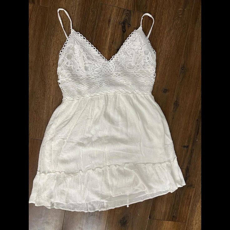 This Beautiful White Dress From Speechless Is Perfect For Any Occasion. The V-Neckline And Spaghetti Straps Add A Touch Of Elegance While The Fit And Flare Skirtstyle Gives A Flattering Shape. The Dress Is Made Of 100% Polyester And Has A Smocked Feature For Added Texture. It Comes In A Size Xl For Juniors And Has A Short Length That Is Perfect For Summer. The Dress Is Easy To Care For With Hand Wash Instructions. This Dress Is A Must-Have For Any Woman's Wardrobe. Brand New With Tags Xl Does Ha Summer V-neck Mini Dress With Built-in Bra, Flowy V-neck Sundress With Lace Trim, Summer V-neck Camisole For Vacation, White V-neck Camisole For Vacation, Summer Camisole With Built-in Bra And V-neck, Casual V-neck Dress With Built-in Bra, Lace V-neck Camisole For Summer, Fitted V-neck Camisole For Vacation, White V-neck Camisole For The Beach