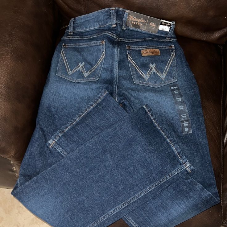 Woman Wrangler Mid Rise Jeans Boot Cut Size 5x32 Cute Boot Cut Jeans, Ariat Jeans, Wrangler Jeans, Mid Rise Jeans, Jeans Color, Jeans Boot Cut, Fancy Dresses, Colored Jeans, Jeans And Boots