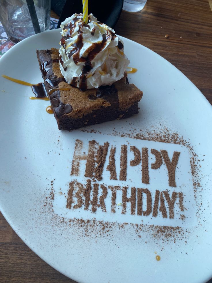 Brownies on a plate with happy birthday written with cocoa powder Happy Birthday Brownies, Restaurants For Birthdays, Birthday Brownies, Birthday Wishes For Son, Surprise Cake, Birthday Desserts, 23rd Birthday, Brownie Cake, Aesthetic Pics