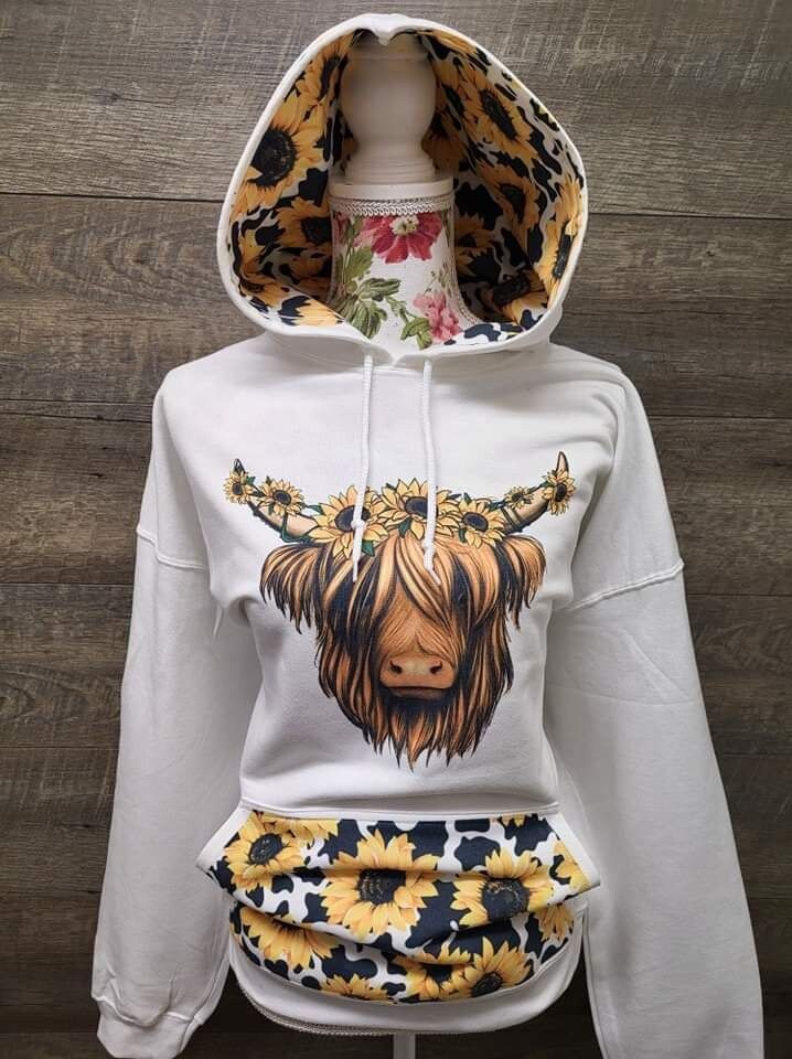 Highland Cow Sunflower Unisex Hoodie w/ accents.  Gildan Brand. Unisex sizing, fits true to size.  White and Grey hoodie options.  Sizing available small-3X Cute Hoodies For Women, Cow Print Clothes, Sunflower Hoodie, Country Outfits Women, Cow Stuff, Cow Sunflower, Cow Hoodie, Cute Sweats, Casual Country Outfits