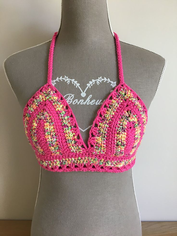 Women's crop top crocheted in 100% cotton Color: Multicolored with a dominance of fuchsia Size: M with an A/B Cup Fits with ties around the neck and tie on the back Fits With Ties, B Cup, Cropped Tube Top, Crochet Crop Top, Tube Top, Womens Clothing Tops, Crop Tops Women, Crop Top, Tops & Tees