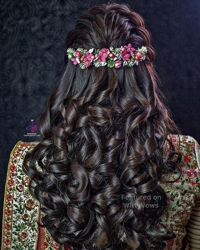 Reception Hairstyles, Half Up Curls, Hair Style On Saree, Engagement Hairstyles, Bridal Hairdo, Bridal Hair Buns, Indian Wedding Hairstyles, Flowers In Her Hair, Messy Buns