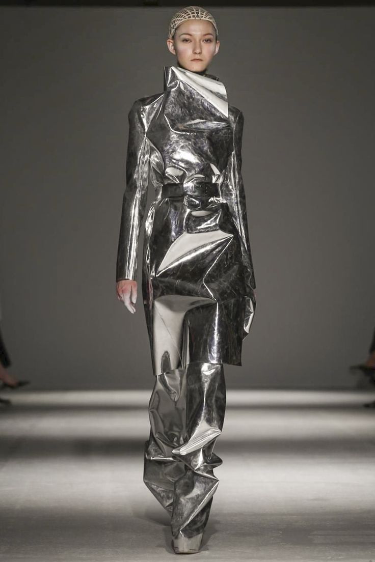 gareth pugh Runway Photography, Sculpture Fashion, News Photography, Sculptural Fashion, Space Fashion, Gareth Pugh, Cyberpunk Fashion, Metal Fashion, Futuristic Fashion