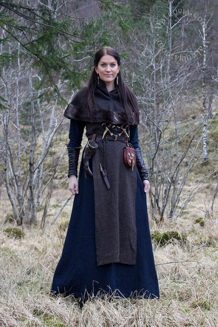 Valkyrja - Sumarmál and the summer blót 🌿 Norse Clothing, Costume Viking, Viking Cosplay, Viking Garb, Viking Dress, Viking Costume, Viking Women, Viking Clothing, Linen Tunic Dress