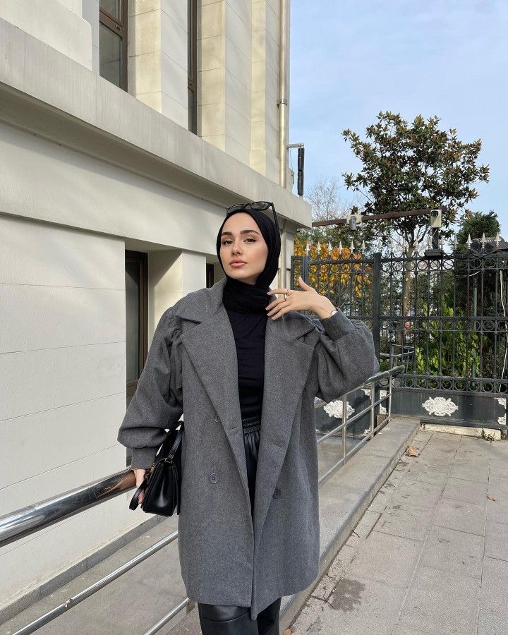 Grey Coat Outfits For Women, Hijabi Style Outfits, Coat Outfits For Women, Grey Coat Outfit, Grey Hijab, Abaya Designs Latest, Black Hijab, Coat Fits, Girls Dress Outfits