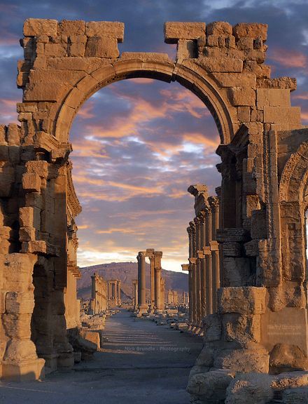 an arch in the middle of some ruins