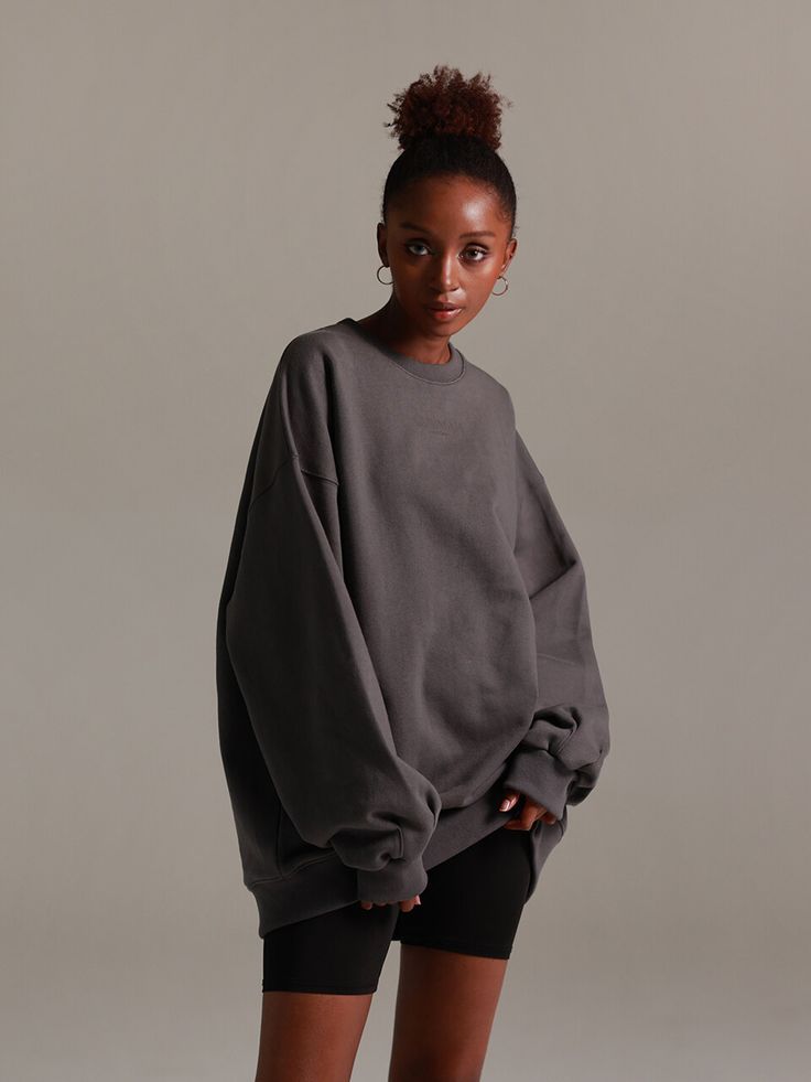 Editor's NotesComfy and cozy sweatshirt is made of 100% cotton. This sweatshirt goes well with every outfit.- Pullover closure- Logo printing at the back and front- Over fit- Dropped shoulder- Ribbed cuffsMeasurements (in.)M/L/XL- Shoulder: 22.83 in. / 24.40 in. / 25.19 in.- Chest: 23.62 in. / 24.40 in. / 25.19 in.- Sleeve: 29.52 in. / 31.49 in. / 32.28 in.- Total length: 26.77 in. / 27.55 in. / 29.13 in.Model infoHeight: 5'51 Fitting size MComposition & Care- 100% Cotton- Wash inside out- H Basic Crew Neck Sweatshirt For Fall, Basic Crew Neck Fall Sweatshirt, Basic Fall Crew Sweatshirt, Basic Fall Crew-neck Sweatshirt, Basic Drop Shoulder Sweats For Fall, Everyday Drop Shoulder Sweater, Oversized Cotton Crew Sweater, Oversized Cotton Crew Neck Sweater, Basic Drop Shoulder Sweatshirt With Ribbed Cuffs