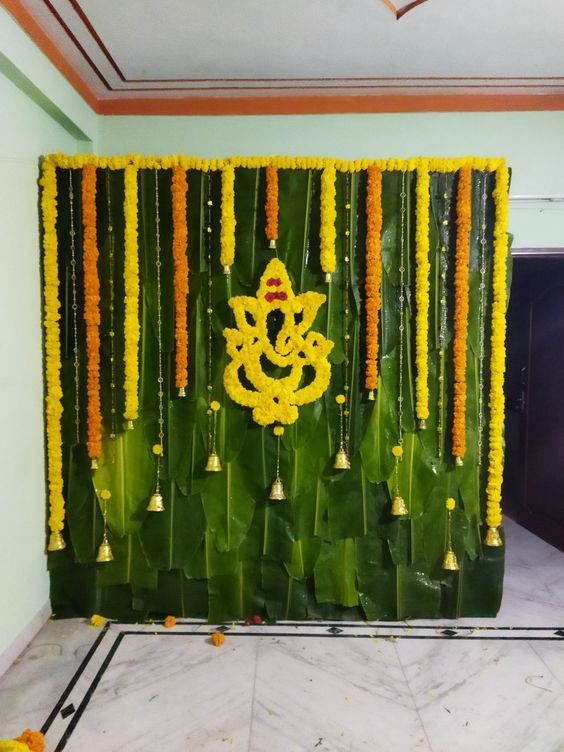 House Warming Decoration Haldi Flower Decoration, Haldi Decorations, Indian Baby Shower Decorations, Leaf Decor Wedding, Haldi Decoration Ideas, Ganpati Decoration Theme, Ganpati Decor, Haldi Decoration, Small Wedding Decor