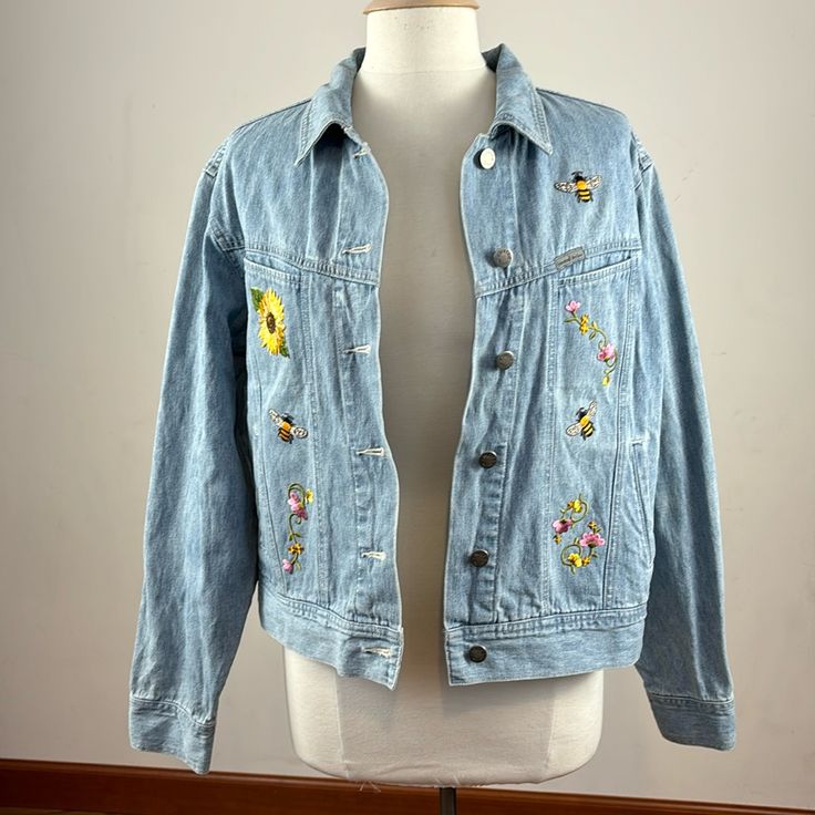 Custom Made Denim Jean Jacket With Bees And Sunflower Design. See Pictures For Details. Never Worn. Length Of Jacket Is Approximately:20 Inches. Pit To Pit Measurement Is Approximately: 20 Inches When Buttoned No Signs Of Stains Or Rips R2 Spring Denim Jacket With Floral Print, Retro Denim Outerwear For Spring, Trendy Long Sleeve Denim Jacket With Floral Print, Denim Floral Print Long Sleeve Outerwear, Trendy Denim Floral Print Outerwear, Trendy Long Sleeve Floral Denim Jacket, Casual Denim Jacket With Floral Embroidery For Summer, Retro Cotton Denim Jacket For Spring, Casual Outerwear With Floral Print And Relaxed Fit