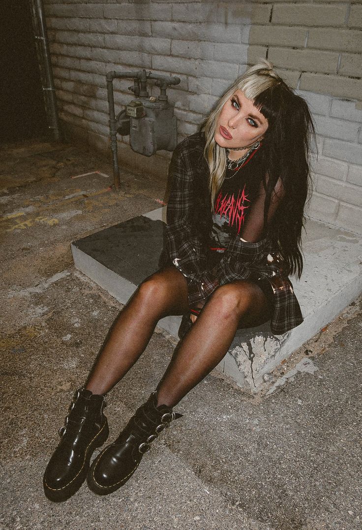 Photoshoot Ideas Grunge, Grunge Photoshoot Ideas, Gothic Photoshoot Ideas, Style Photoshoot Ideas, Punk Poses, Photoshoot Grunge, Gothic Photoshoot, Punk Photoshoot, Outdoor Photoshoot Inspiration