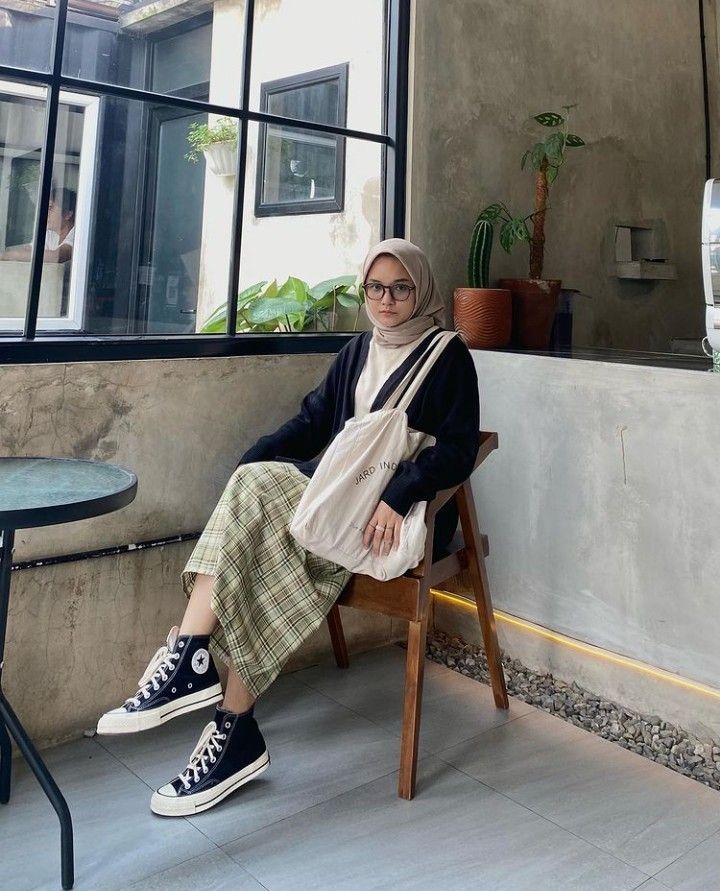 Converse Outfit Hijab, Campus Outfit Hijab, College Outfits Hijab, Kuliah Outfit, Outfit Campus, Outfit Ngampus, Collage Outfits, Hijab Simple, Muslim Outfits Casual