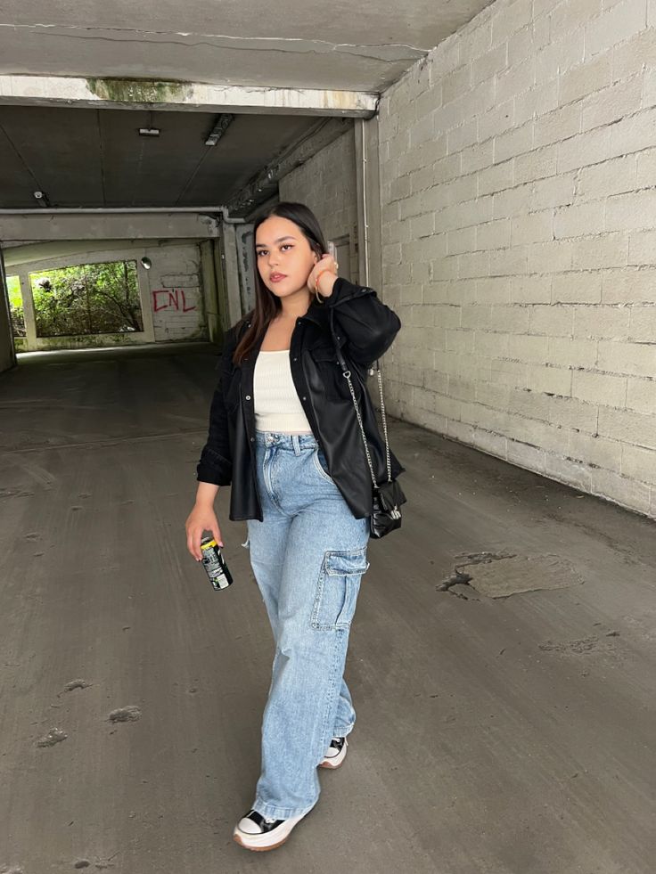 Blue baggy cargo jeans, white shirt, high Converse, black jacket Cargo Jeans Outfit, Cargo Outfit, Midsize Outfits, Mid Size Fashion, Cargo Pants Outfit, Cargo Jeans, Basic Outfits, Pants Outfit, Jean Outfits