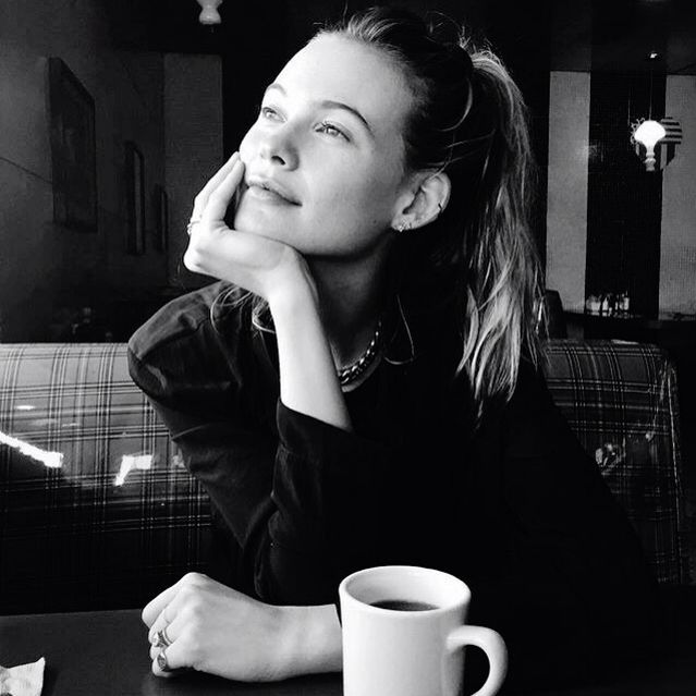 Pinterest:@hannahk2925 French Beauty Secrets, French Girl Aesthetic, Outfits Hijab, Aesthetic Clean, Toni Garrn, Messy Ponytail, Behati Prinsloo, Coffee Girl, French Beauty