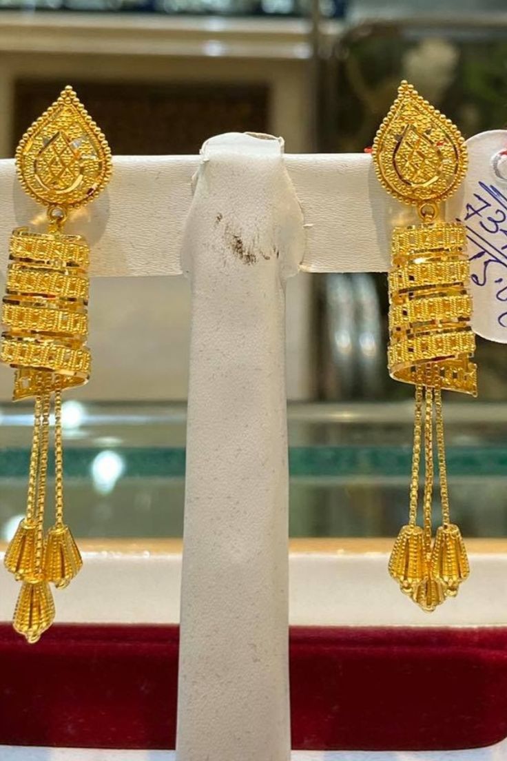 Gold Ear Rings Designs Latest, Latest Gold Earrings, Gold Jewelry Bridal, Gold Set Design, Dubai Gold Jewelry, Dresses Gold, Gold Jhumka Earrings, Gold Jewels Design, Random Fashion