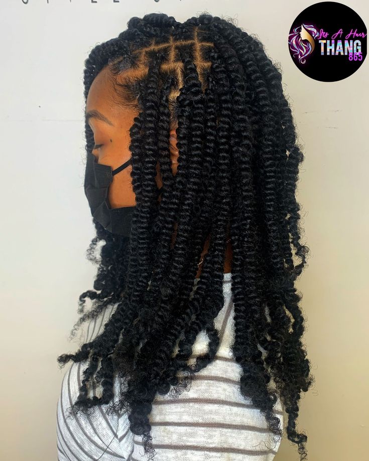 Spring Twist On Natural Hair, Spring Twist Hairstyles Short, Knotless Spring Twist, Mid Length Twists, Spring Twist Braids Short, Medium Spring Twist, Short Spring Twist Hairstyles, Short Spring Twists, Spring Twists Hairstyles