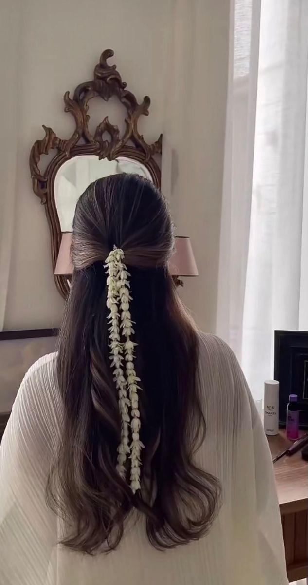 South Asian Aesthetic, Open Hair, Bridal Hairdo, Traditional Hairstyle, Desi Aesthetics, Open Hairstyles, Hairstyle Inspo, Hair Styles Easy, Desi Aesthetic