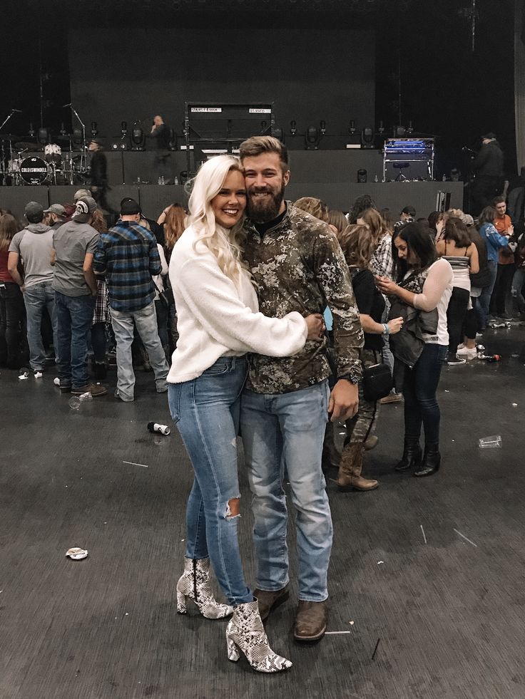 Inside Country Concert Outfit, Country Music Concert Outfit Winter Cold Weather, Shania Outfits, Cody Johnson Concert Outfit Winter, Morgan Wallen Concert Outfit Plus Size, Urban Concert Outfit, Indoor Country Concert Outfit Winter, John Mayer Concert Outfit, Eric Church Concert Outfit