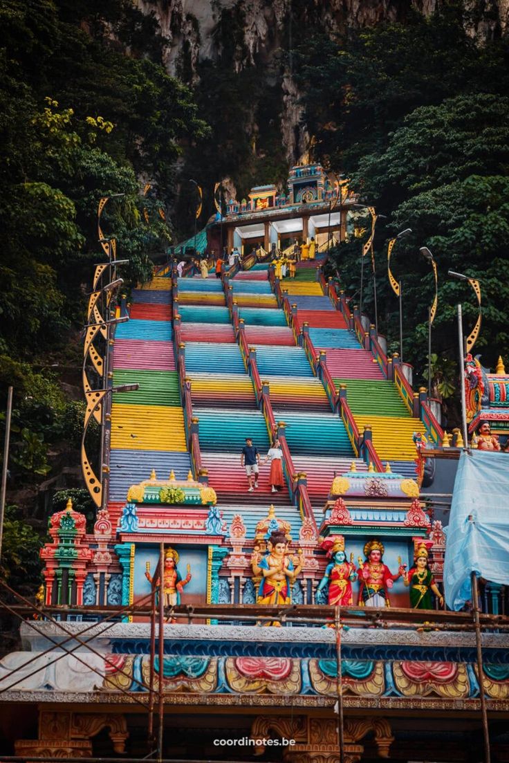 The two of us walking down a big stairs painted in rainbow colors surrounded by trees, leading to a cave at the top in a limestone mountains and the colorful entrance of a Hindu temple in front of the stairs. Kuala Lumpur Travel, Jaipur Travel, Kuala Lumpur City, Batu Caves, Malaysia Travel, Kuala Lumpur Malaysia, Round The World, Magical Places, India Travel