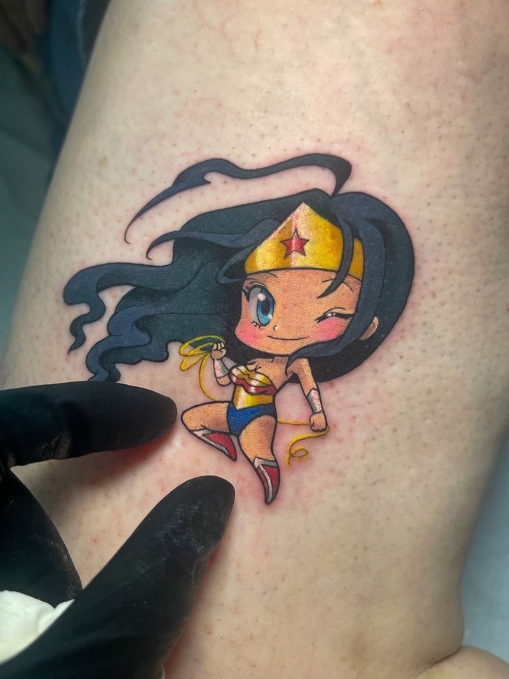 Chibi art tattoo tatuaggio colorato colored cartoon dc comic Wonder Woman Wonder Woman Tattoo, Dc Tattoo, Woman Tattoo, Color Wonder, Medusa Tattoo, Sleeve Tattoos For Women, Super Heroes, Henna Designs, Girl Tattoos