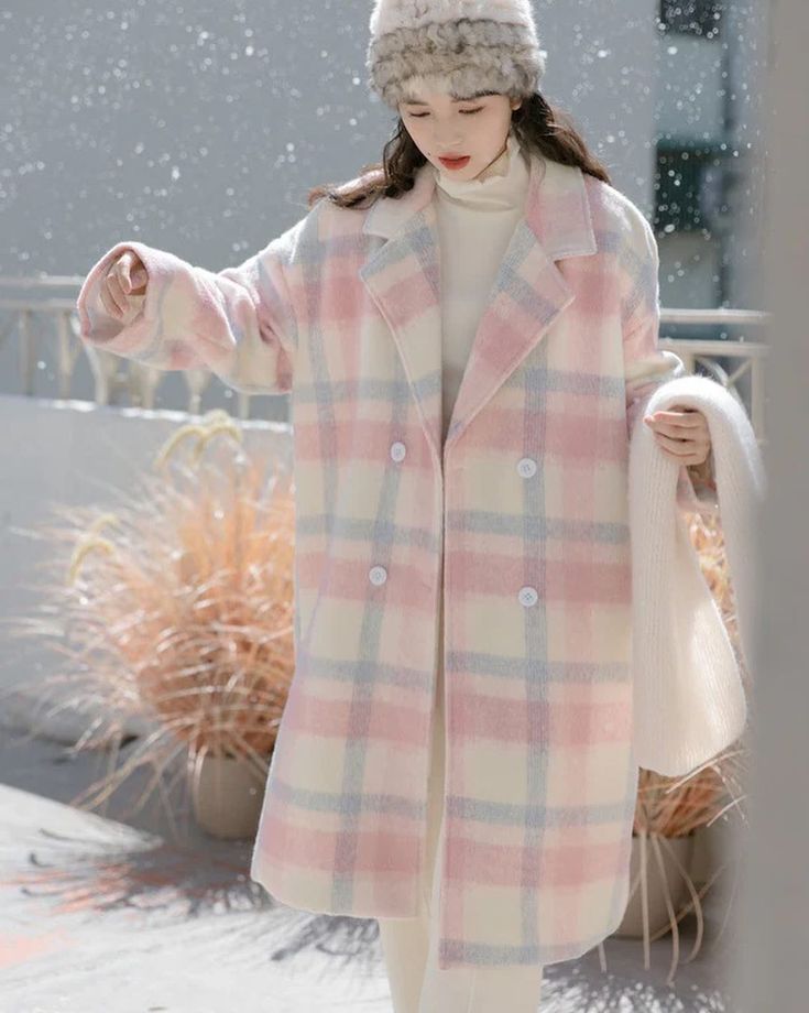 Pastel Winter Outfit, Blue Outfit Winter, Cute Winter Fits, Blue Plaid Coat, Pastel Winter, Pink Winter Coat, Outfits Pastel, Plaid Trench Coat, Pink Cape