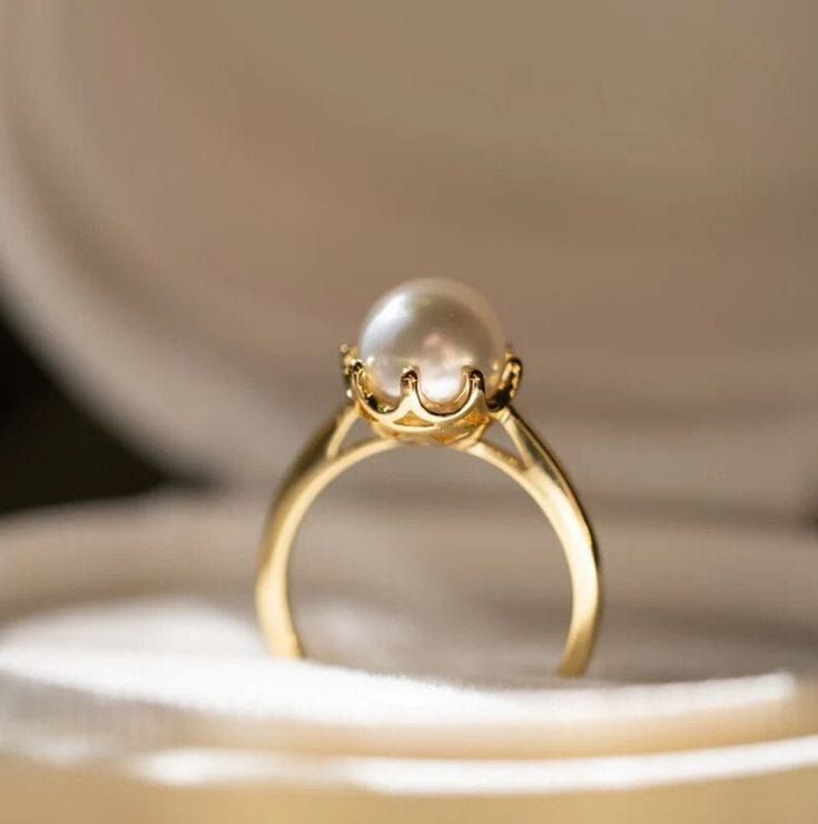 Pearl Ring Design, خواتم خطوبة, Pearl Wedding Ring, Dainty Engagement Rings, Chunky Pearls, Gold Pearl Ring, Pearl Rings, Dream Engagement, Trik Fotografi