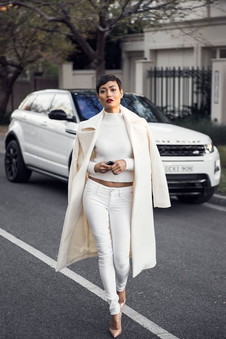 Currently Trending: Winter White - Sparkles and Shoes White Coat Outfit, Winter White Outfit, Cream Outfits, Monochromatic Outfit, Monochrome Outfit, All White Outfit, Coat Outfits, Style Chic, Mode Inspiration