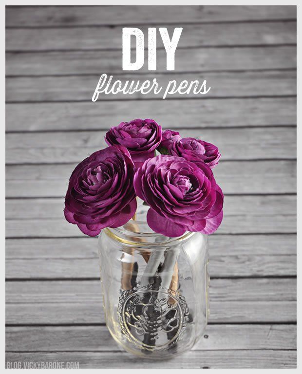 purple flowers in a glass vase with the words diy flower pens