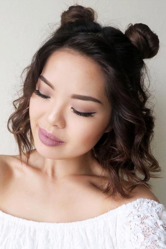 30+ Greatest 90s Hairstyles and Hair Accessories Making a Comeback 20 Wedding Hairstyles Short Hair, Half Bun Hairstyles, Cute Bun Hairstyles, Short Hair Bun, Easy Bun Hairstyles, Peinados Fáciles Para Cabello Corto, Natural Hair Styles Easy, Penteado Cabelo Curto, Cute Hairstyles For Short Hair