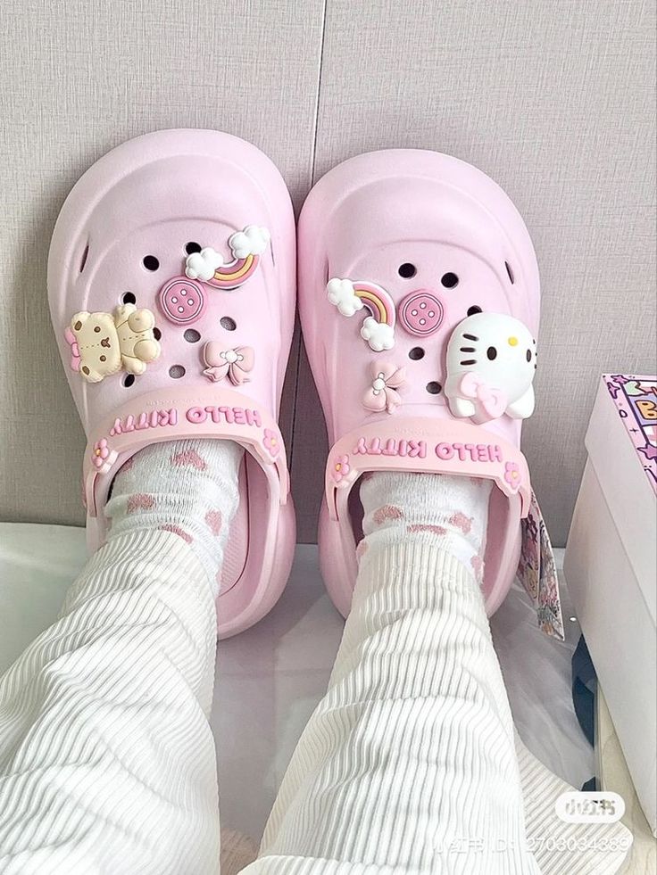 Korean Crocs, Dreamy Jewelry, Makeup Chinese, Pastel Shoes, Aesthetic Asian, Chinese Makeup, Sanrio Stuff, Crocs Fashion, Douyin Makeup