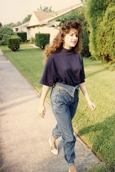 Omgoodness I remember looking like this in the 80's. Only difference I feathered back my bangs and I had straight long blonde hair. Fold Over Jeans, 80s Fashion 1980s, 1980s Shoes, 1980s Outfits, 1980s Aesthetic, Look 80s, Fashion Guys, 80s Jeans, Pegged Jeans