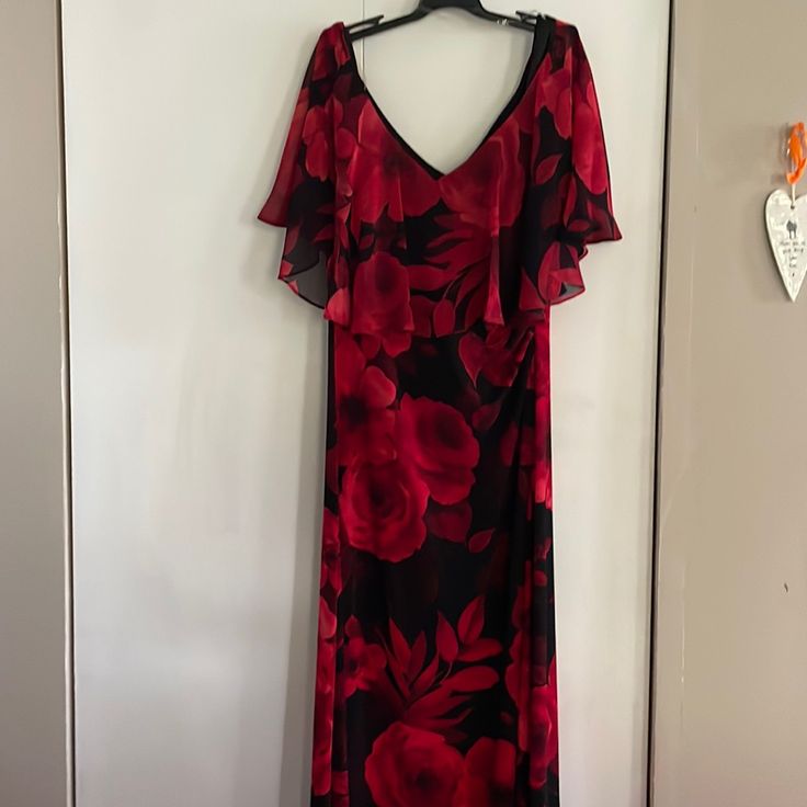 V Neck Comfy Roomie Size 4 Fitted Floral Print Maxi Dress For Holidays, Elegant Floral Print Holiday Dresses, Elegant Holiday Dresses With Floral Print, Floral Print Maxi Dress For Holiday, Fitted Floral Print Dress For Holiday, Elegant Flower Dress, Black Floor Length Dress, Sparkle Gown, Velvet Sheath Dress