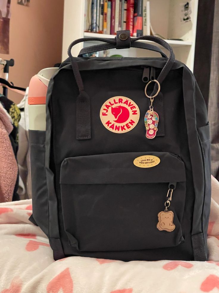 Kanken School Backpack, Navy Blue Backpack Aesthetic, Black Kanken Aesthetic, Kanken Backpack Aesthetic School, Black Kanken Backpack, Kanken Bag Aesthetic, Fjallraven Kanken Backpack Aesthetic, Fjallraven Kanken Aesthetic, Kanken Navy