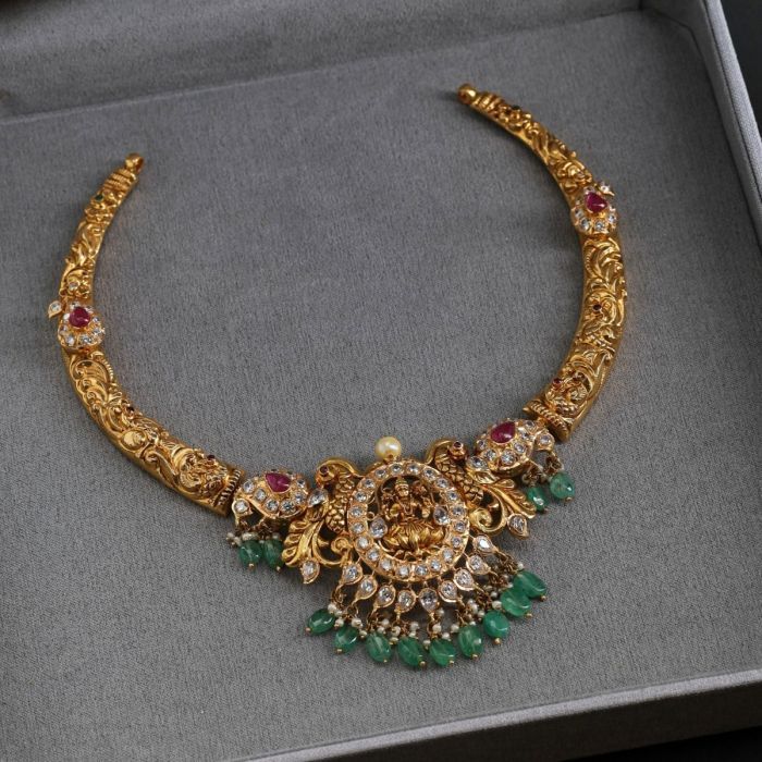 Buy Necklaces Online | Regal Mayuri Kanti Set from Indeevari Kanti Necklace Designs Gold, Kanti Designs, Kanti Necklace, Simple Necklace Designs, Jewelry Necklace Simple, Short Necklaces, Embroidery Painting, Indian Wedding Jewelry Sets, Gold Jewels Design